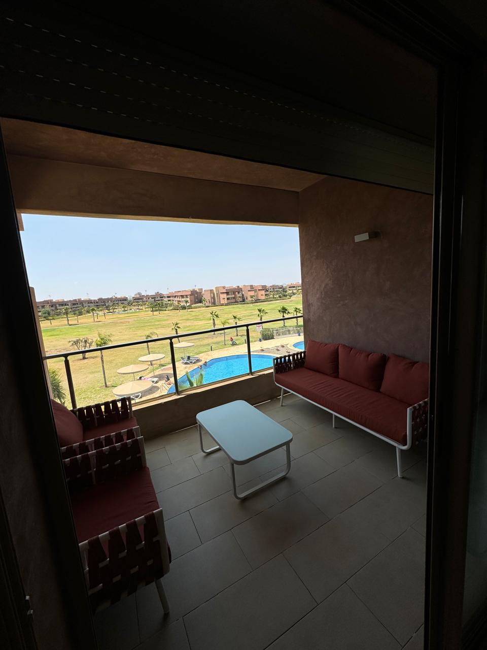 balcon vue sur golf et piscine