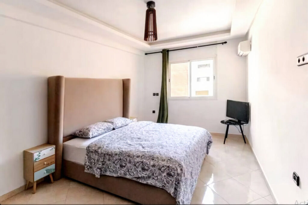 Chambre à coucher lumineuse dans un appartement meublé à Marrakech